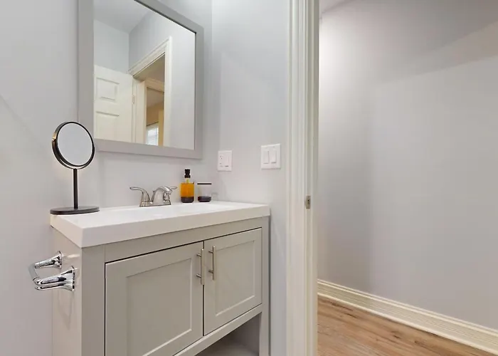 Modern Elegance: 4br Duplex W/ Free Garage Parking Apartment *