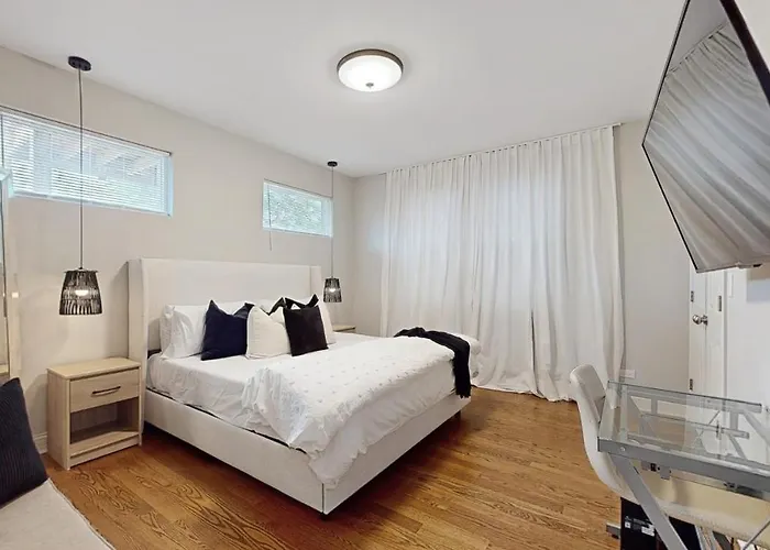 Apartment Modern Elegance: 4br Duplex W/ Free Garage Parking *