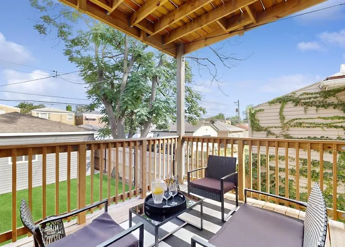 Modern Elegance: 4br Duplex W/ Free Garage Parking *