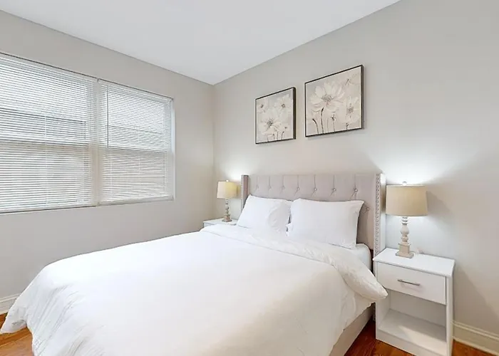 Apartment Modern Elegance: 4br Duplex W/ Free Garage Parking *