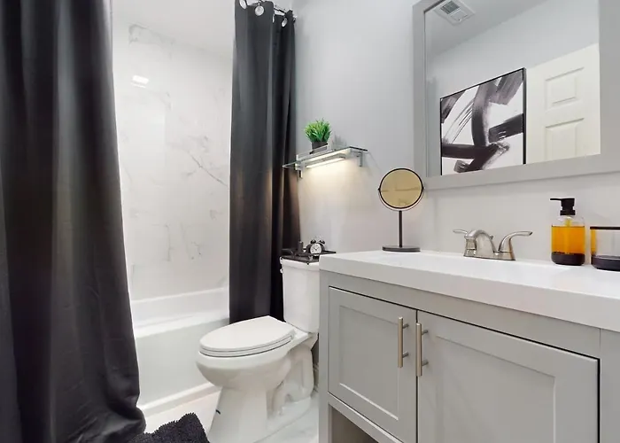 Modern Elegance: 4br Duplex W/ Free Garage Parking Apartment *