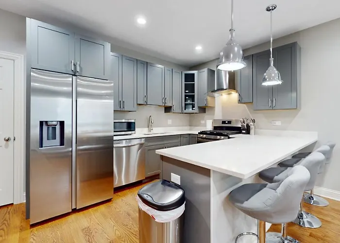 Modern Elegance: 4br Duplex W/ Free Garage Parking Apartment *