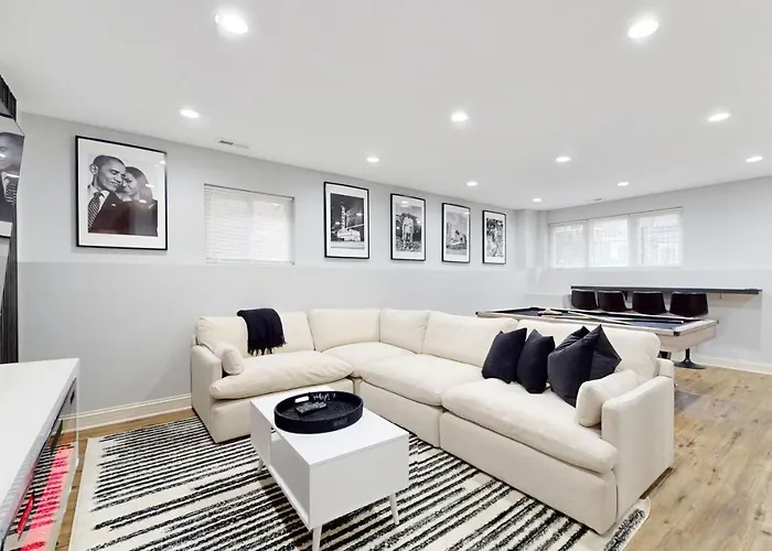 Apartment Modern Elegance: 4br Duplex W/ Free Garage Parking