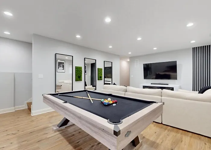 Modern Elegance: 4br Duplex W/ Free Garage Parking Chicago
