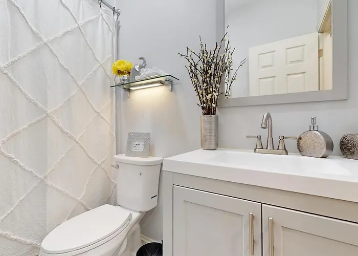 Modern Elegance: 4br Duplex W/ Free Garage Parking Apartment