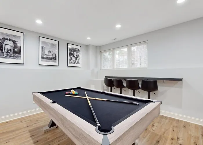 Modern Elegance: 4br Duplex W/ Free Garage Parking *
